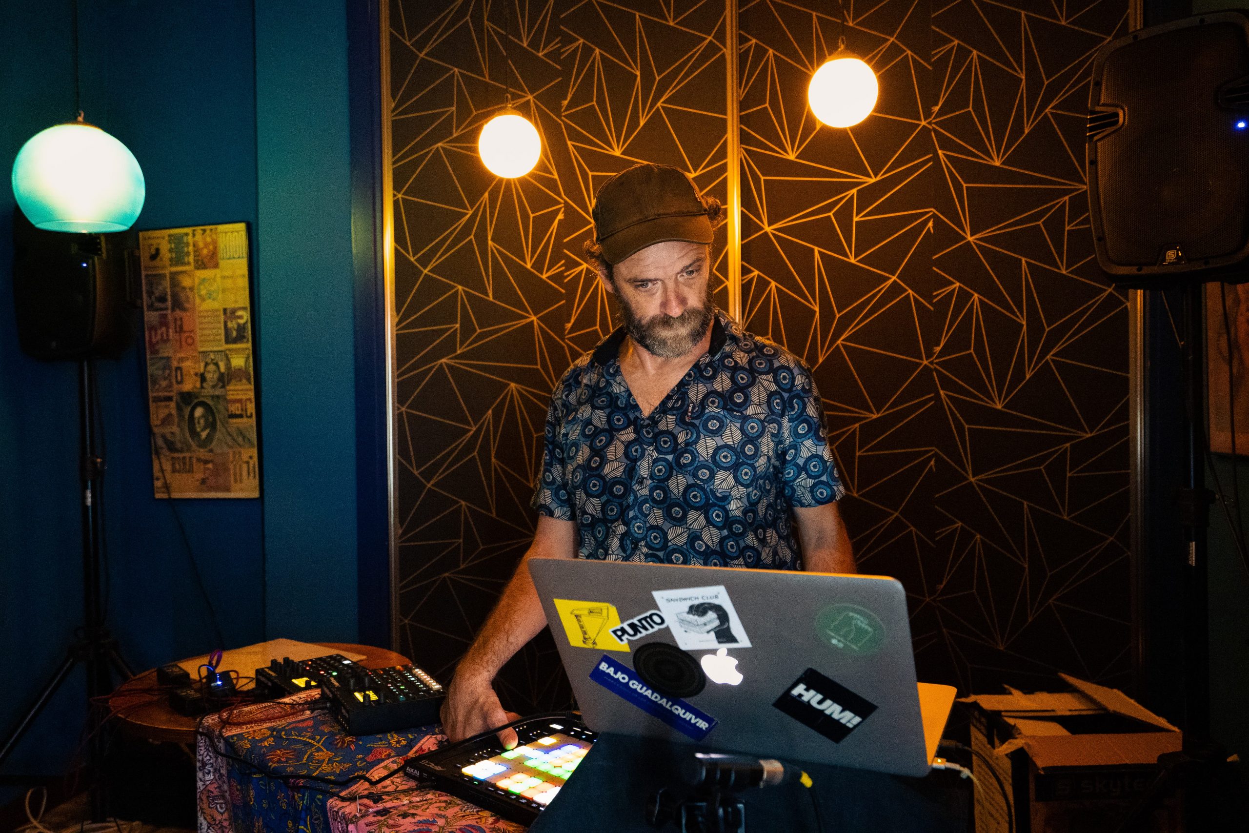 lospiestorcidos tocando en directo