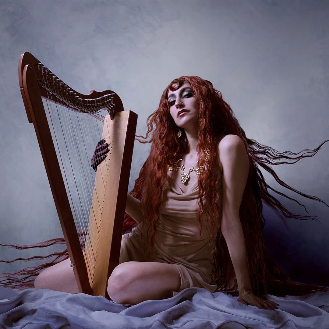 Musgö posando con su arpa