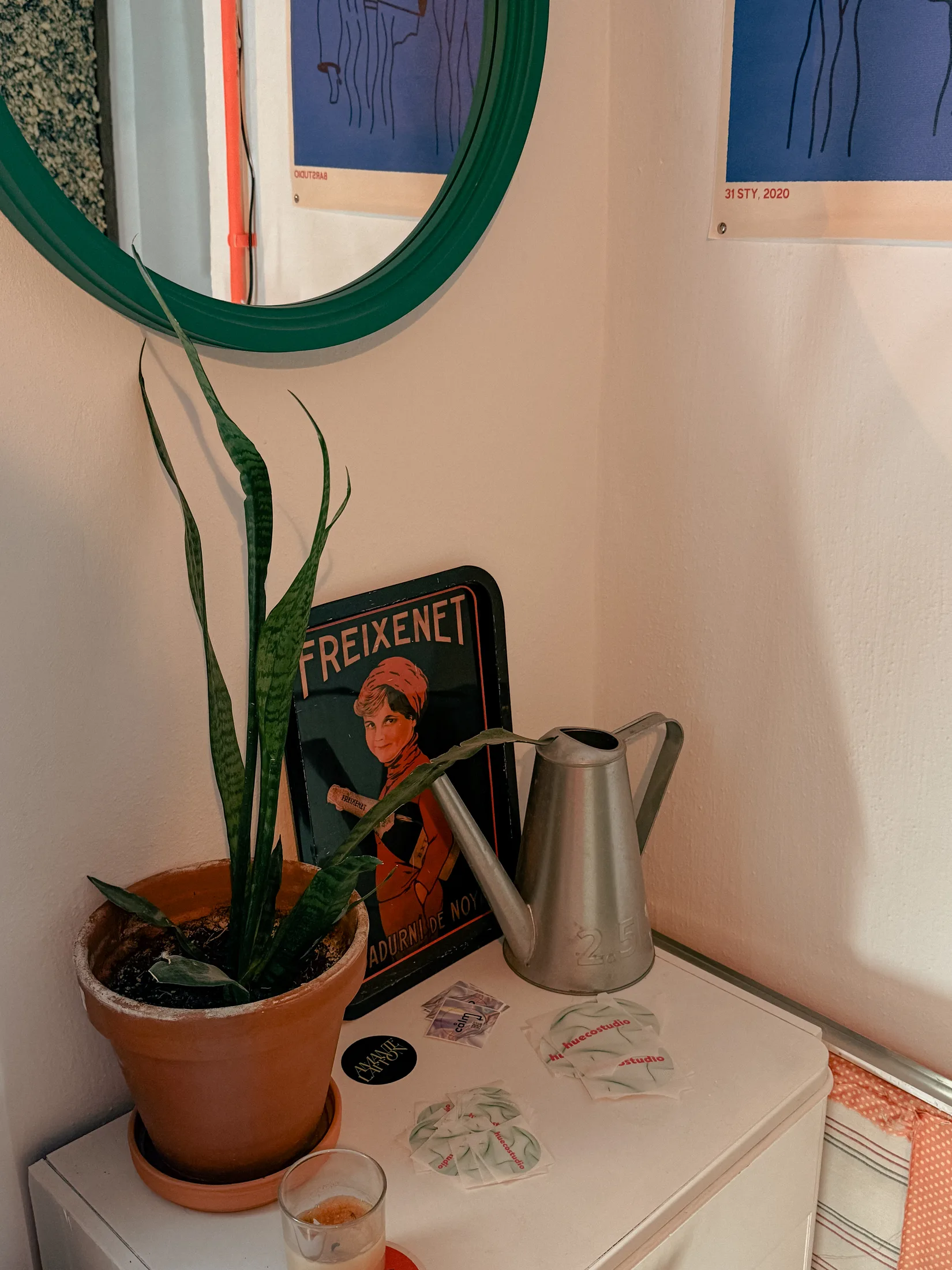 Espejo y mesa con planta y pegatinas de hueco studio