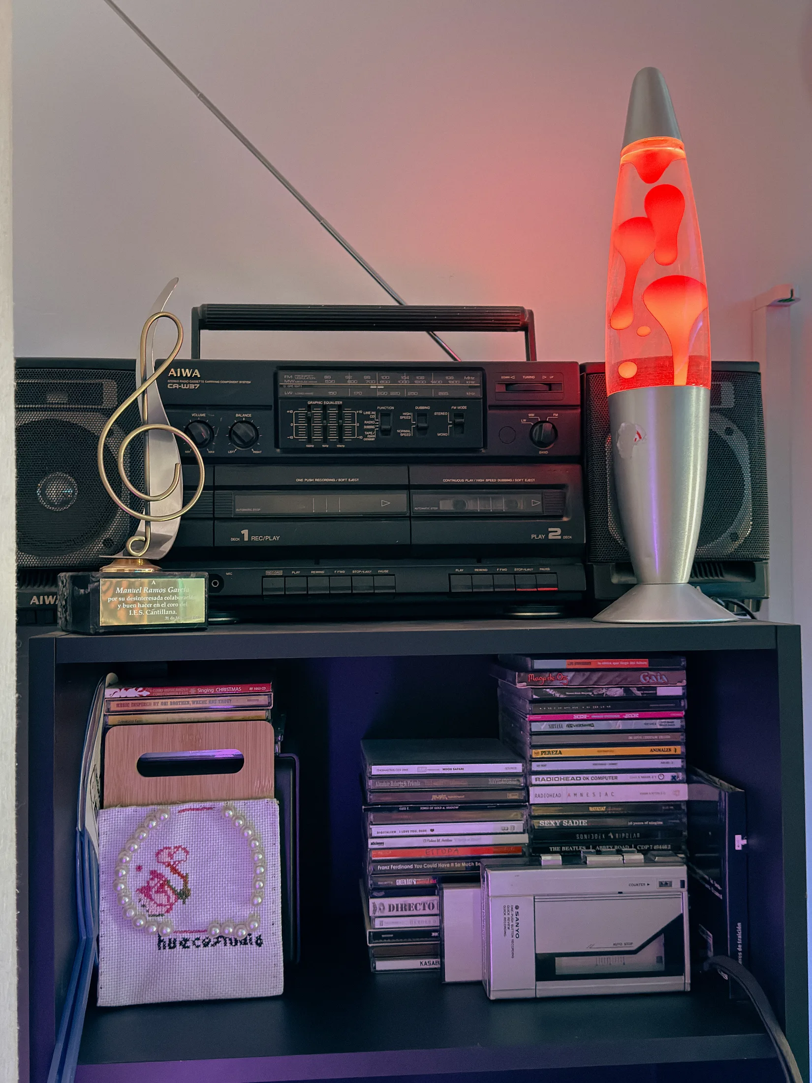 Lámpara de lava, radio antigua y cds