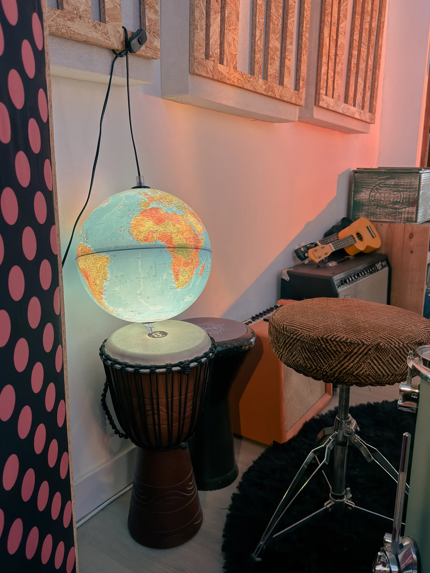 Lámpara de bola del mundo e instrumentos de percusión en hueco studio