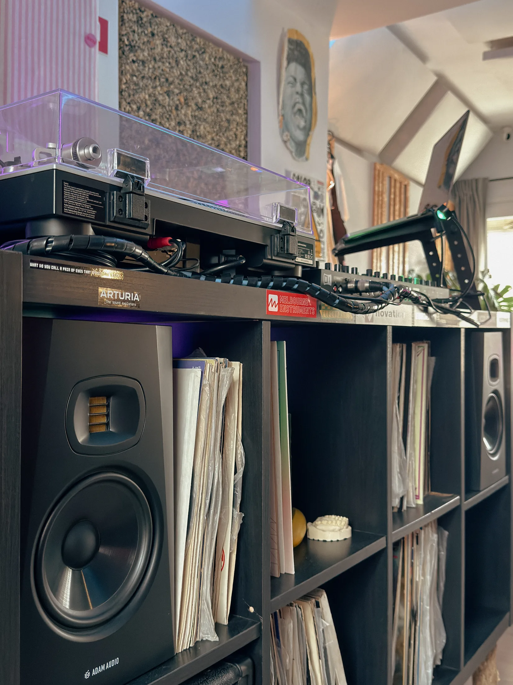 Estantería con vinilos y equipo de DJ 2