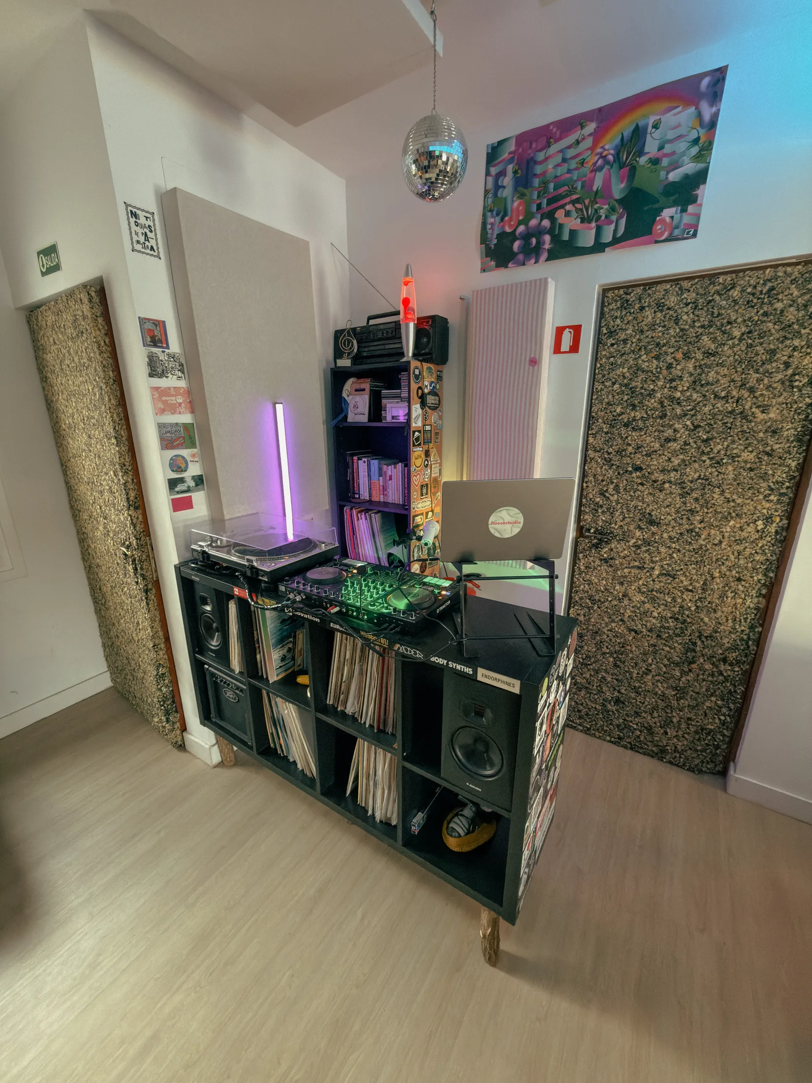 Estantería con vinilos y equipo de DJ 1