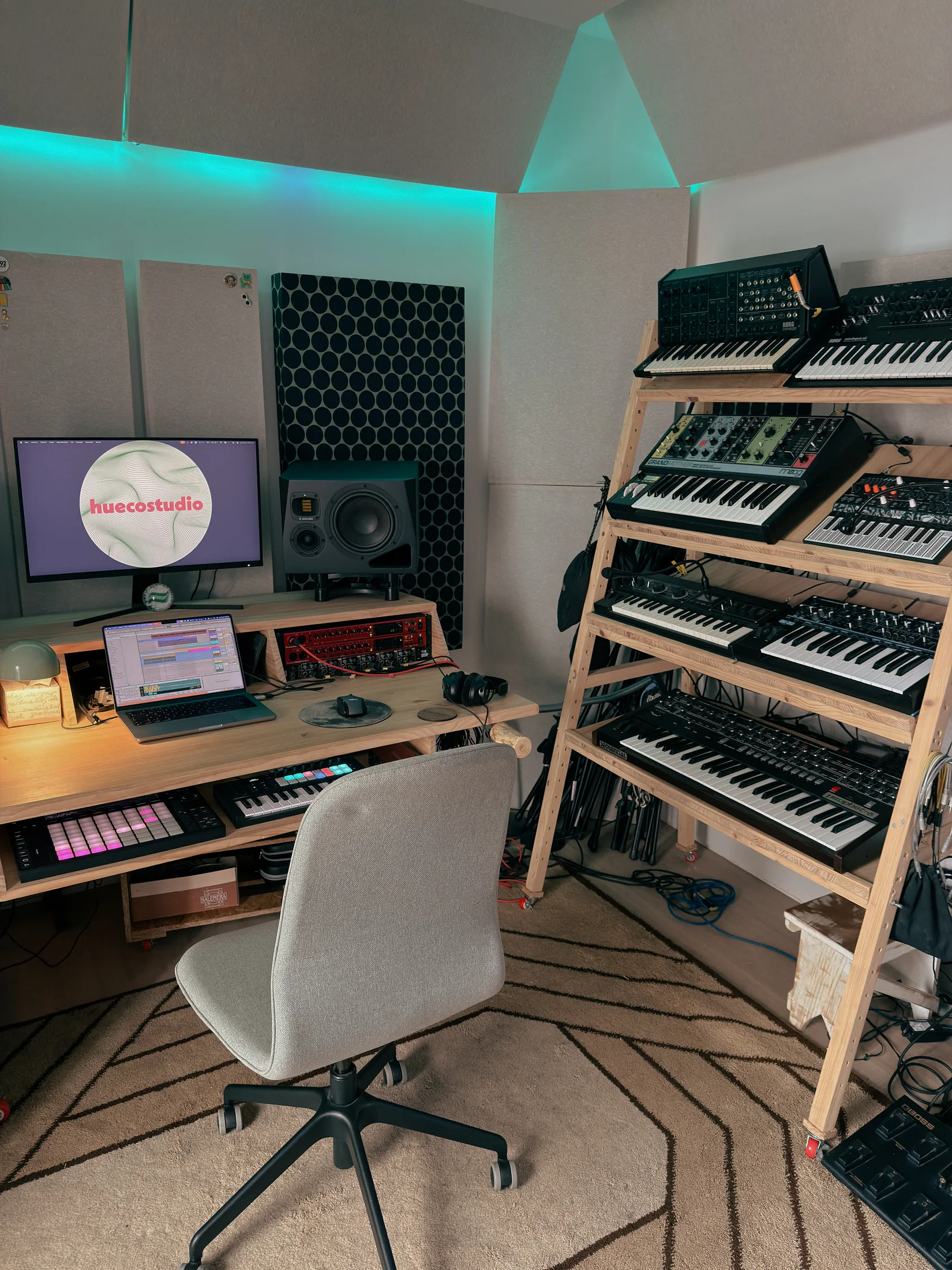 Escritorio y sintetizadores de Hueco Studio