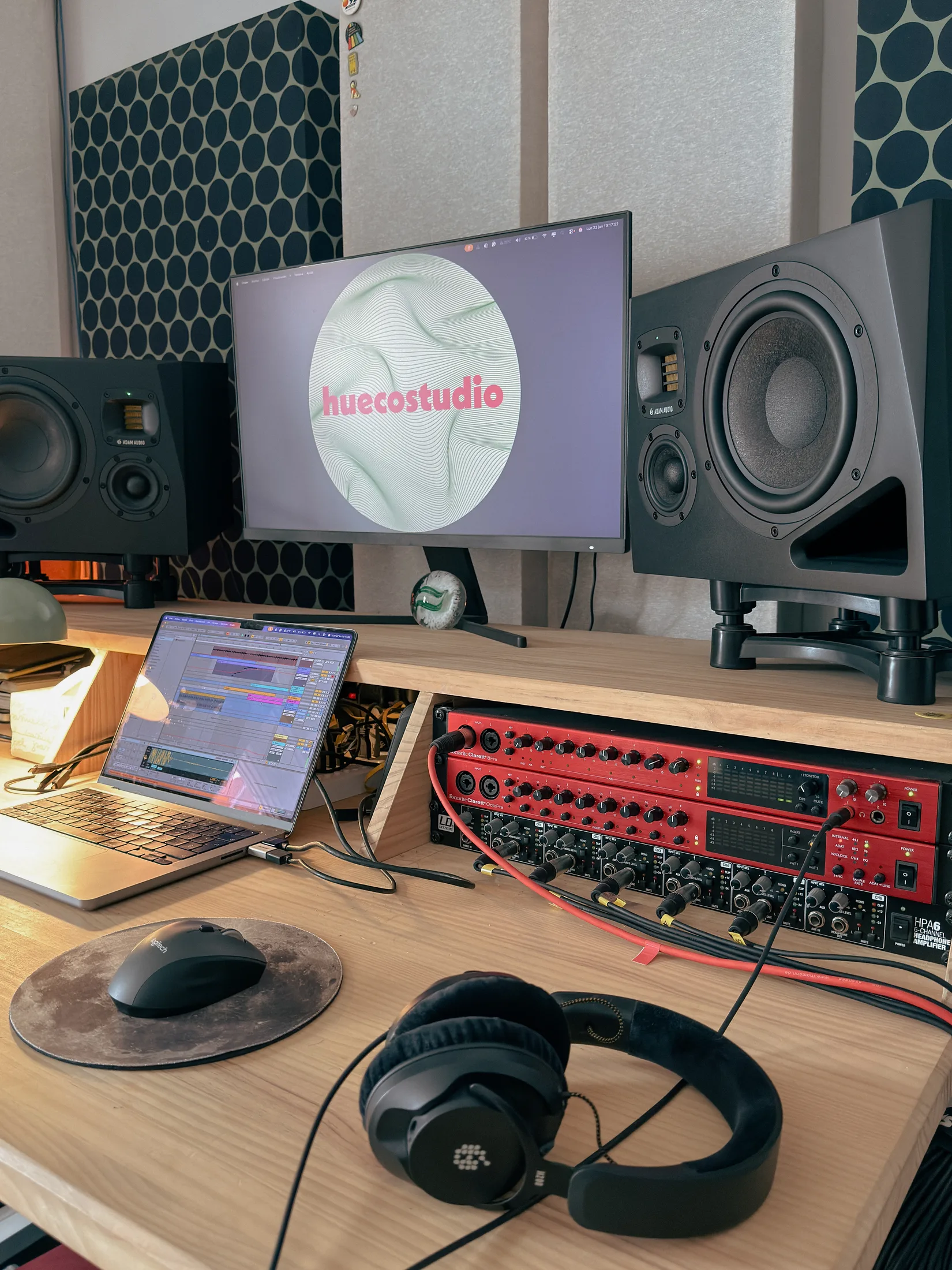 Escritorio con equipo de audio en Hueco Studio 1