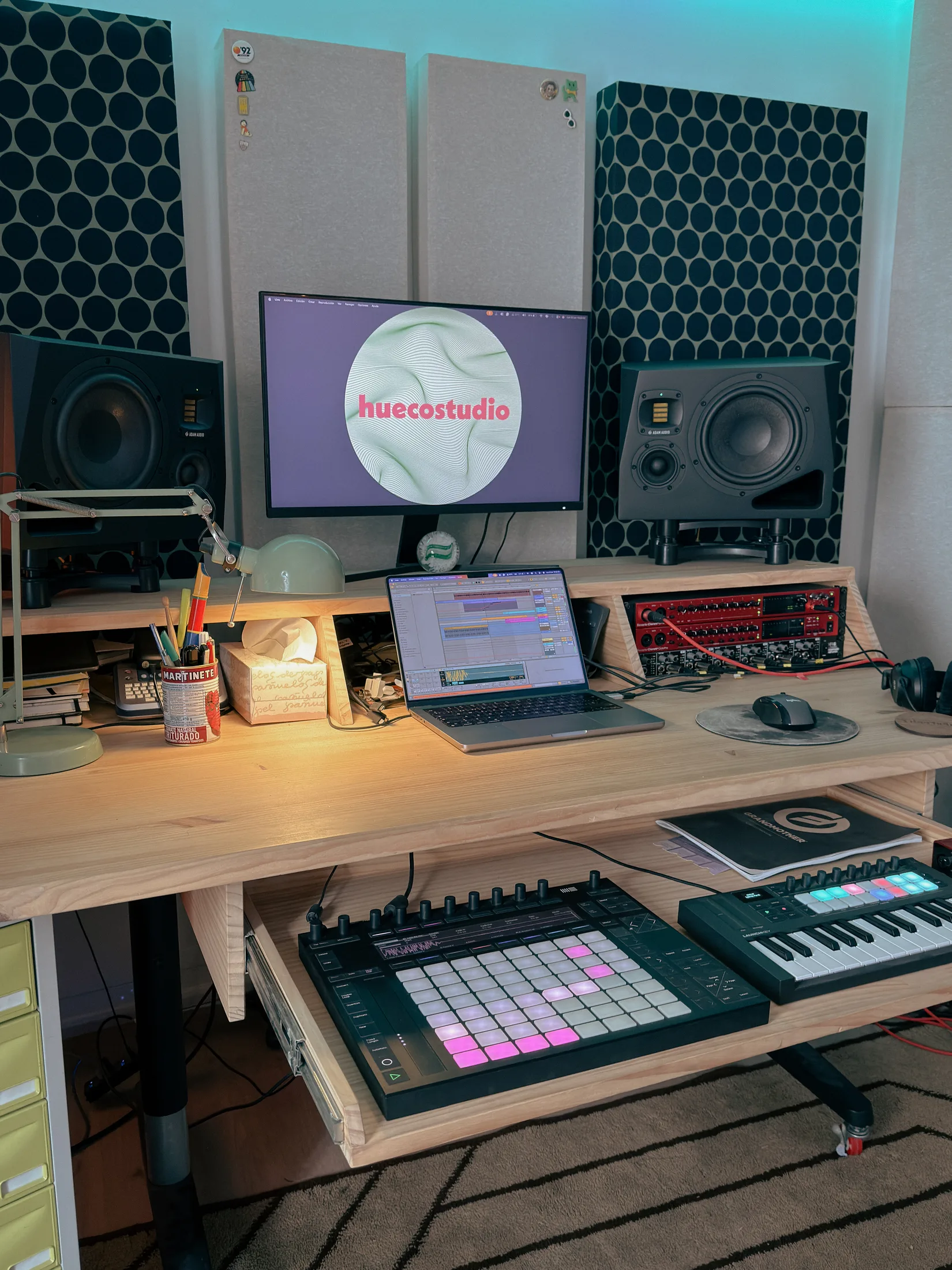 Escritorio con equipo de audio en Hueco Studio 2
