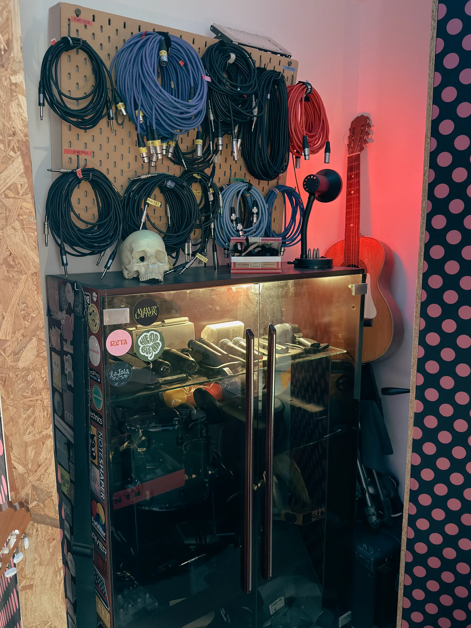 Cables colgados y estantería con mircrófonos en hueco studio