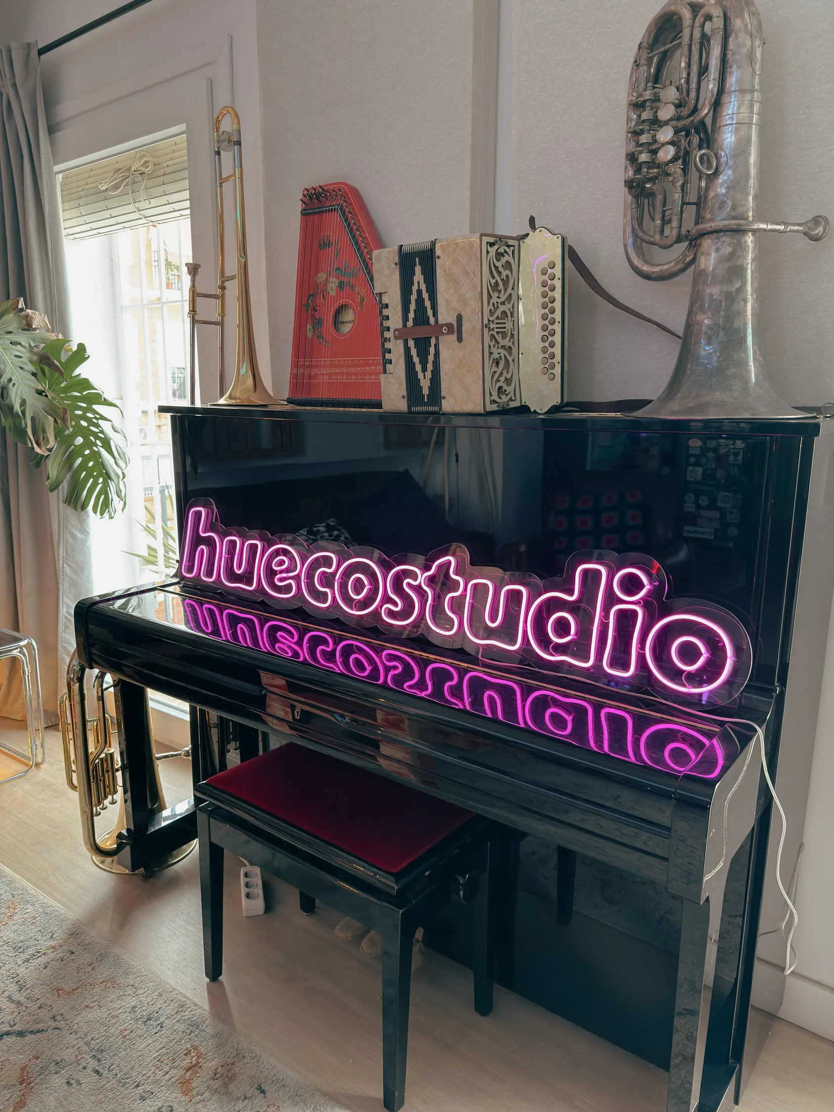 Piano e instrumentos con letrero huecostudio